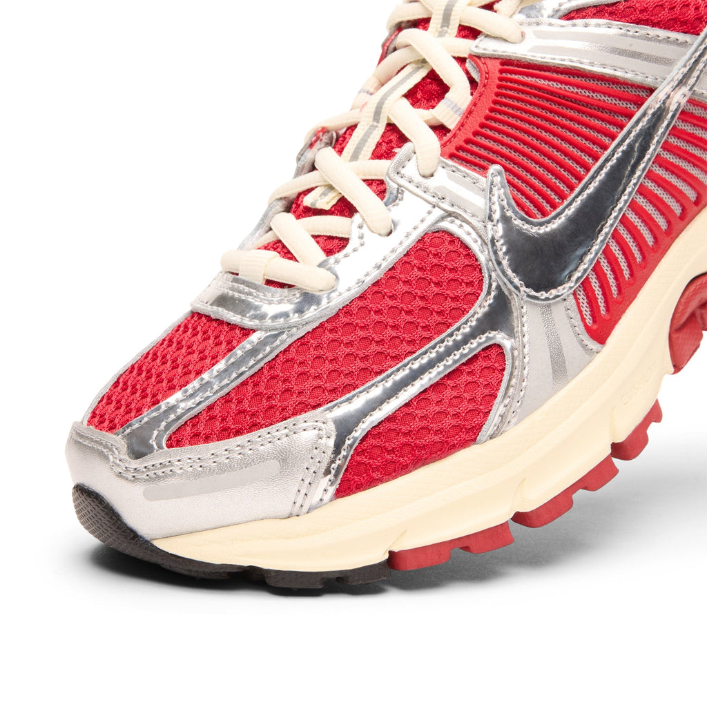 Nike Zoom Vomero 5 - Gym Red / Chrome / Metallic Silver