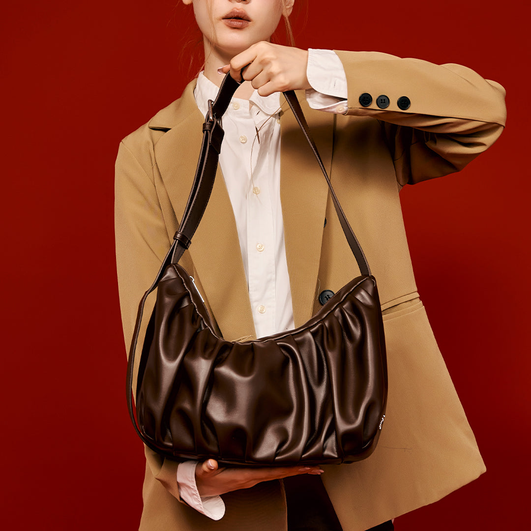 Chara | Sac banane en cuir en forme de croissant
