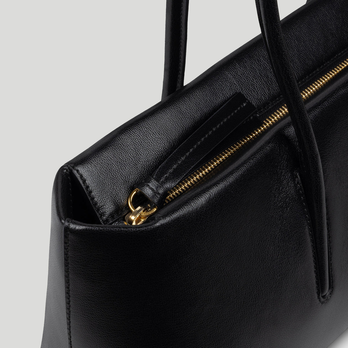 DeMellier The Stockholm Shoulder - Black Fine Grain