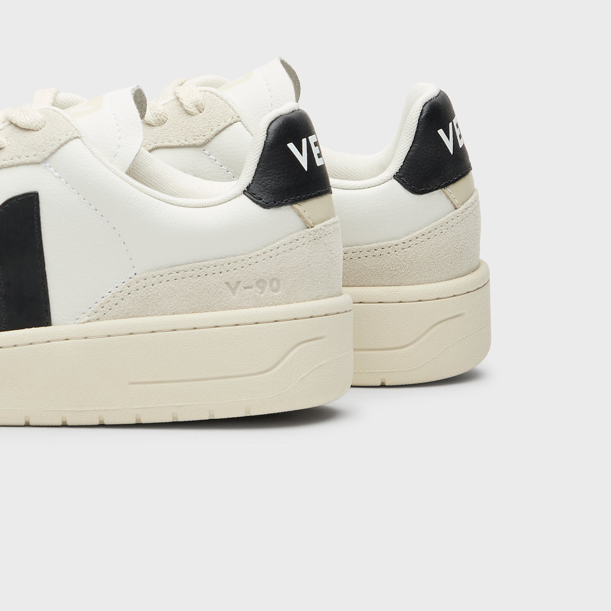Veja V-90 - White / Black